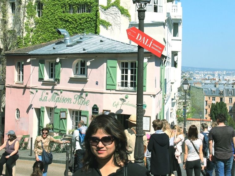 La Maison Rose - Montmartre - with crowd