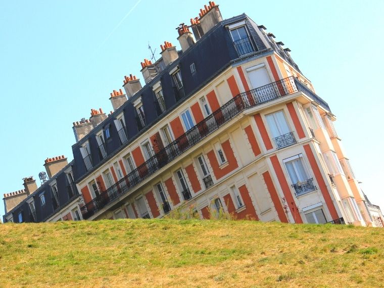 The-Sinking-House-Montmartre- Things-To-Do-In-Montmartre